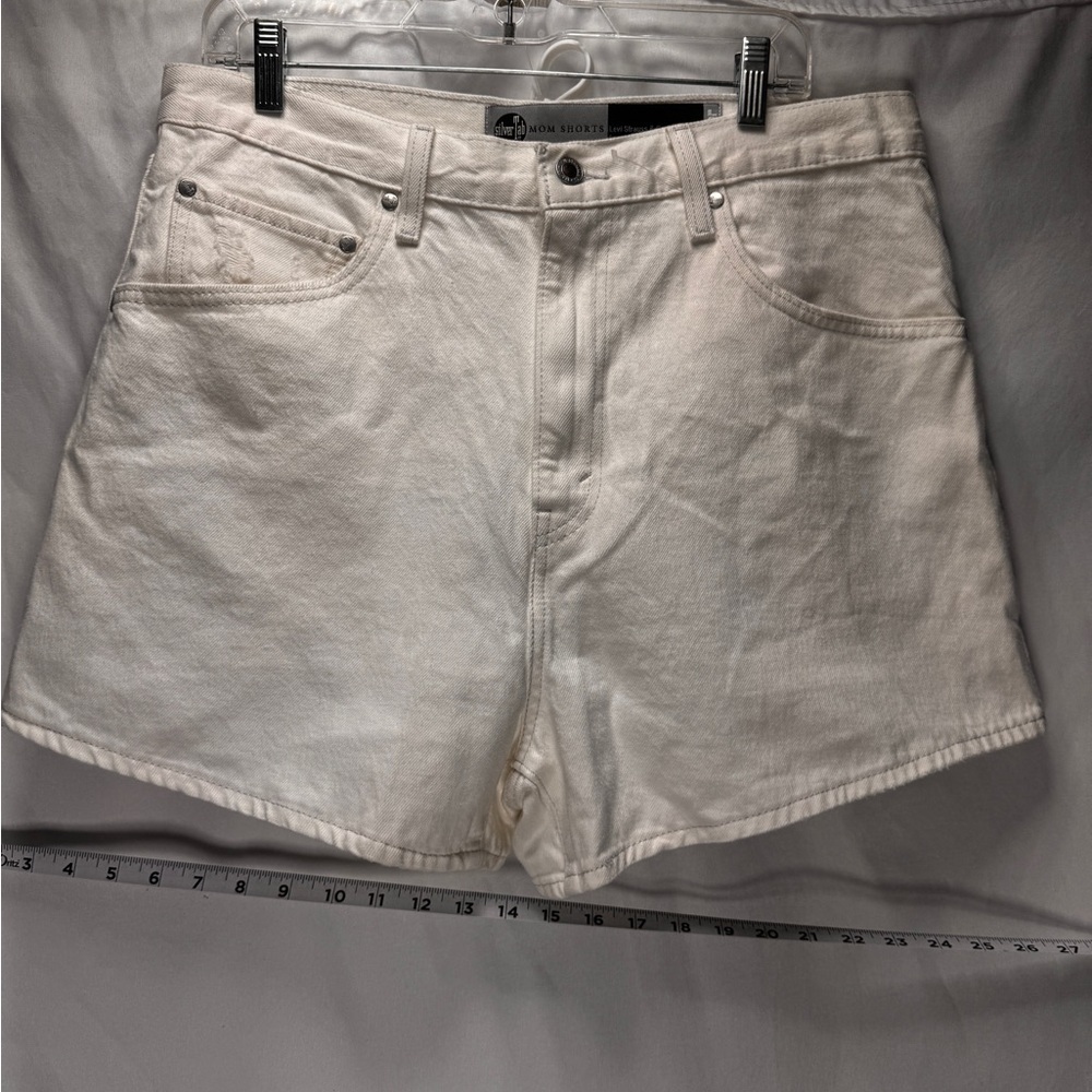 NWOT. Levi’s Silver Tab Mom Shorts, sz 33 w/ 4” inseam.  White.  No stretch.